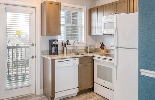 Historic Hill Condo | 2 Bedroom Condo, Sleeps 6, Kitchen, Downtown Newport, on Wyndham Onshore Resort!