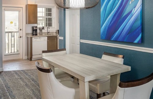 Historic Hill Condo | 2 Bedroom Condo, Sleeps 6, Kitchen, Downtown Newport, on Wyndham Onshore Resort!