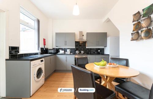 Leigh House | 2-Bedroom Contractor Stay with Fully Equipped Kitchen, Wi-Fi & Parking