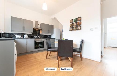 Leigh House | 2-Bedroom Contractor Stay with Fully Equipped Kitchen, Wi-Fi & Parking