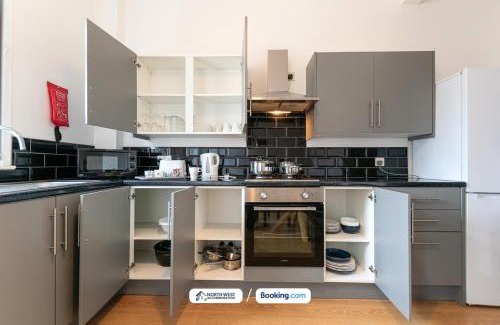 Leigh House | 2-Bedroom Contractor Stay with Fully Equipped Kitchen, Wi-Fi & Parking