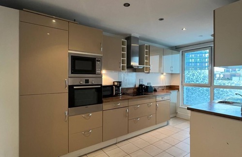 West Thornton Apartment | 2 bedroom Cosy Penthouse in London