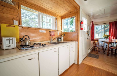 Gravenhurst House | 2-Bedroom Cottage #3 - Sugar Pine
