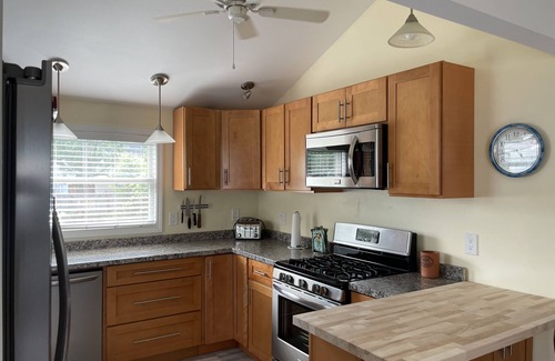 Irving Cottage | 2 bedroom cottage -5 Min. walk to Sunset Bay Beach-Lake Erie- fishing