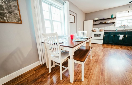 Rogers Cottage | 2 Bedroom Cottage - Boat/Trailer friendly