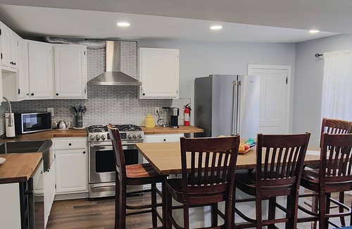 Secane Apartment | 2 Bedroom Cozy Country Getaway Apartment