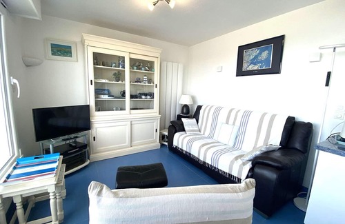 Tregastel Apartment | 2-bedroom duplex beachfront with parking in Trégastel