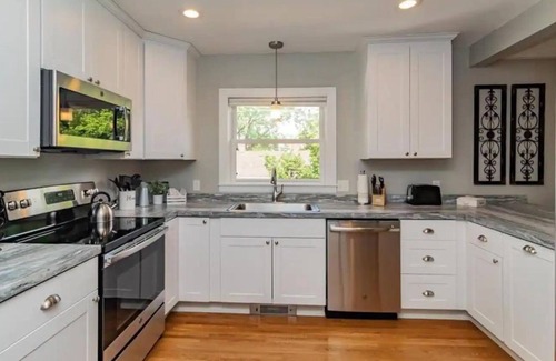 Harrison House | 2-Bedroom Duplex with Pvt Backyard in Minneapolis