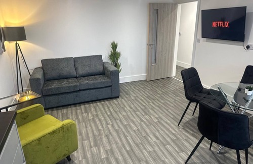 Long Eaton Apartment | 2-Bedroom Gem: Travel Easily Between Cities