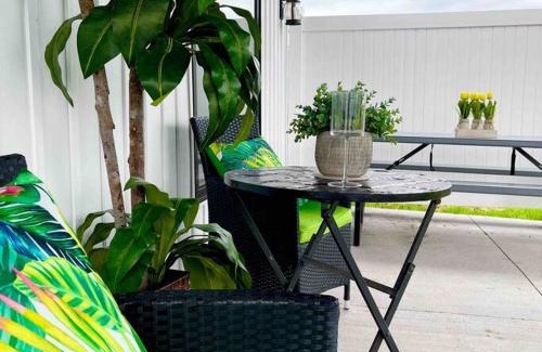 Lakeshore House | 2 bedroom Getaway on the River/close to marina