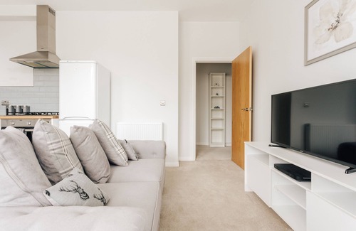 Bournemouth Apartment | 2-bedroom holiday home near train station