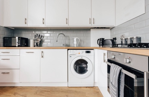 Bournemouth Apartment | 2-bedroom holiday home near train station