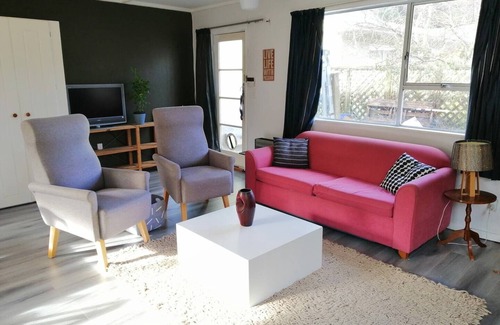 Upper Hutt House | 2 bedroom holiday home with outdoor bath & sauna