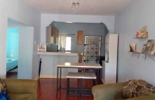 Spalding House | 2 bedroom home in Spalding Manchester w/queen bed, kitchen dining & living room