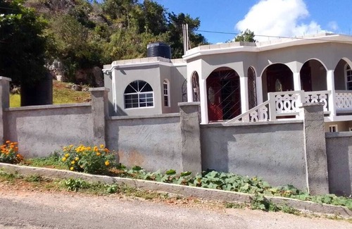 Spalding House | 2 bedroom home in Spalding Manchester w/queen bed, kitchen dining & living room