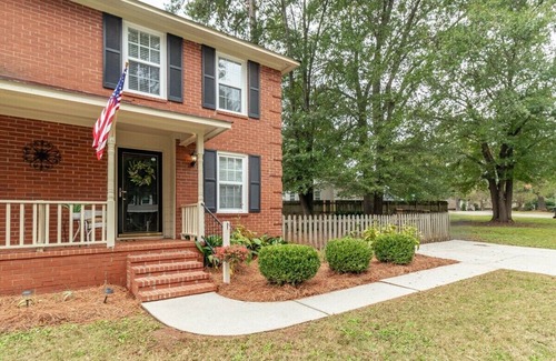 National Hills House | 2 bedroom home with 1.5 bathrooms and fully fenced backyard