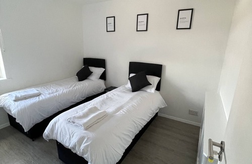 Warley House | 2 bedroom house Brentwood , Monochrome Emerald