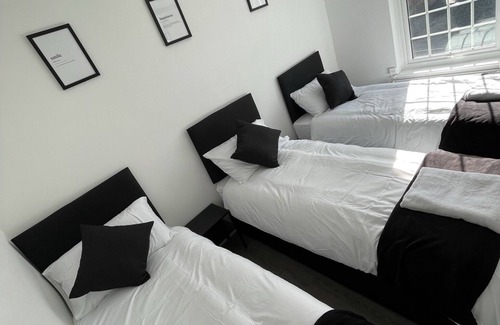 Warley House | 2 bedroom house Brentwood , Monochrome Emerald