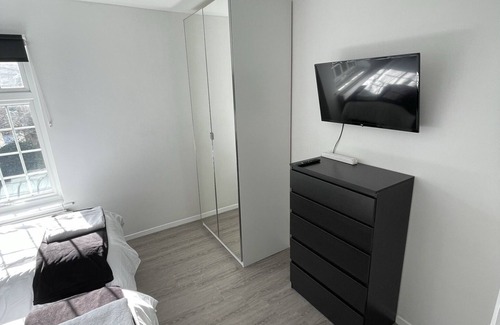 Warley House | 2 bedroom house Brentwood , Monochrome Emerald