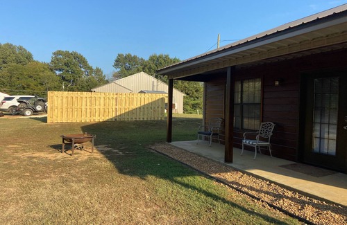 Batesville House | 2 Bedroom house close to Sardis Lake. 1 1/2 miles from I55 North Batesville exit
