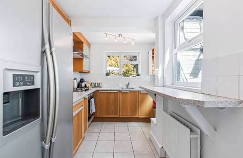 London Borough of Bromley House | 2 Bedroom House | Close to Bromley South Station | Free Parking