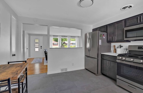 North Canton House | 2-bedroom house - Office - 3 seasons room - Garage in North Canton with WiFi, AC