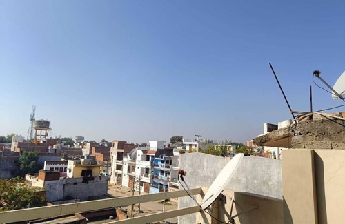 Naini House | 2-bedroom house only 3 km from Arail Ghat in charming Prayagraj with WiFi, AC