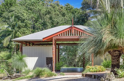 Clunes Villa | 2 bedroom House with outdoor dining table & BBQ. Dog & Family Friendly