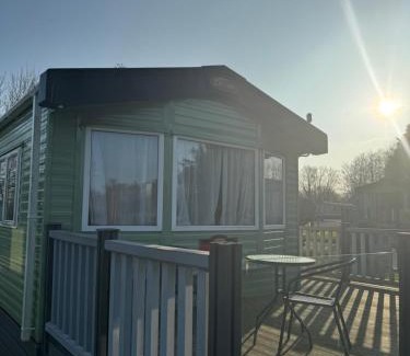 Tewitfield Resort | 2 Bedroom Lakeview Lodge - Ensuite & Balcony Deck