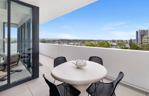 Burleigh Heads Apartment | 2 Bedroom Luxury in Burleigh Heads!