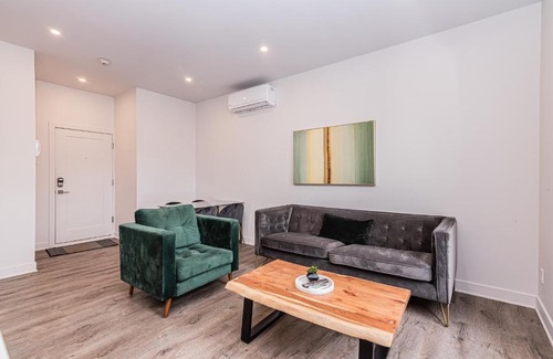 Griffintown Apartment | 2 Bedroom Luxury in the Mile End by Den Stays