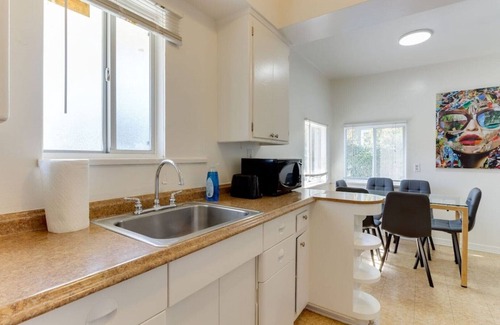 Rampart Village House | 2 Bedroom Mid-Wilshire Charmer close to Downtown