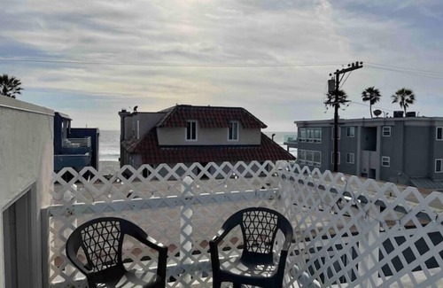 South Mission Beach Condo | 2 bedroom Mission Beach hideaway step to the beach