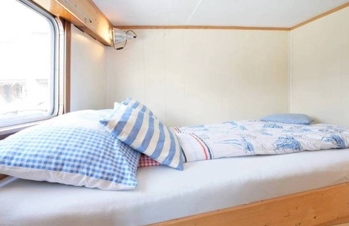 Eastern Docklands Boat Rental | 2 Bedroom Private HOUSEBOAT CITY CENTER