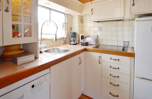 Eastern Docklands Boat Rental | 2 Bedroom Private HOUSEBOAT CITY CENTER