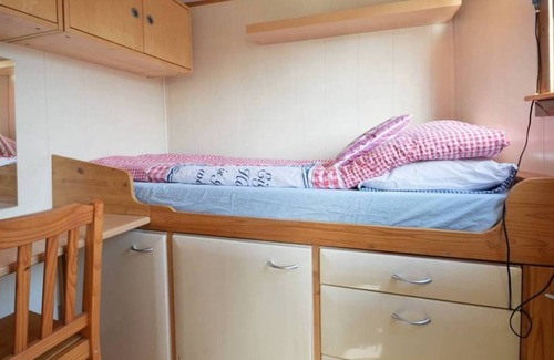 Eastern Docklands Boat Rental | 2 Bedroom Private HOUSEBOAT CITY CENTER