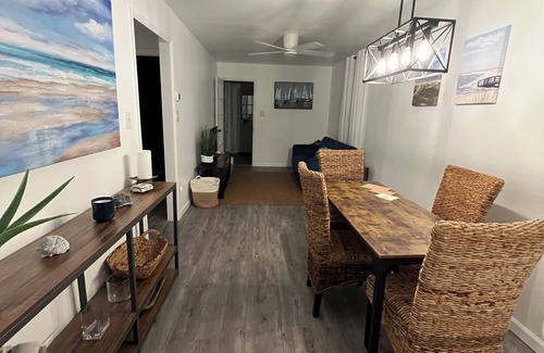 Villas House | 2-Bedroom Renovated Beach Bungalow - 1 Block from the Bay, Pet-Friendly