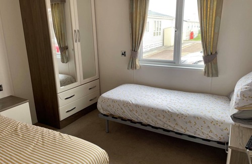 Newton Cabin | 2 Bedroom Sea Front Lodge (Honeysuckle 95, Trecco Bay)