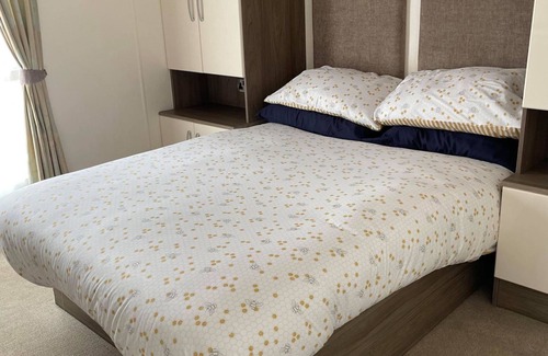 Newton Cabin | 2 Bedroom Sea Front Lodge (Honeysuckle 95, Trecco Bay)