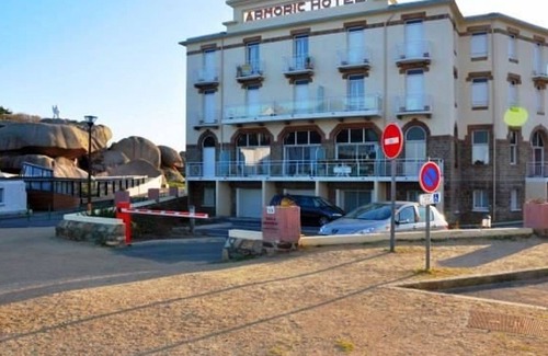 Tregastel Apartment | 2-bedroom sea view apartment in Trégastel with parking