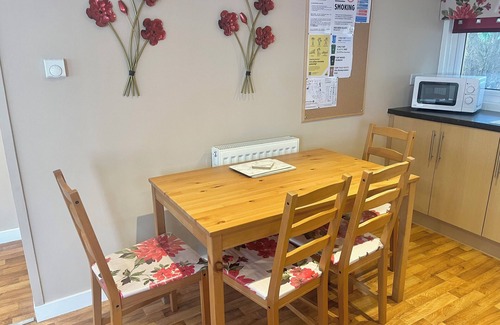 Stepps Ski Chalet | 2 Bedroom Self-Catering Chalet near Glasgow City Centre