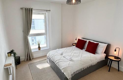 Basingstoke Apartment | 2 Bedroom Serviced Apartment with Free Parking, Wifi & Netflix, Basingstoke