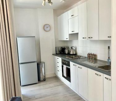 Basingstoke Apartment | 2 Bedroom Serviced Apartment with Free Parking, Wifi & Netflix, Basingstoke