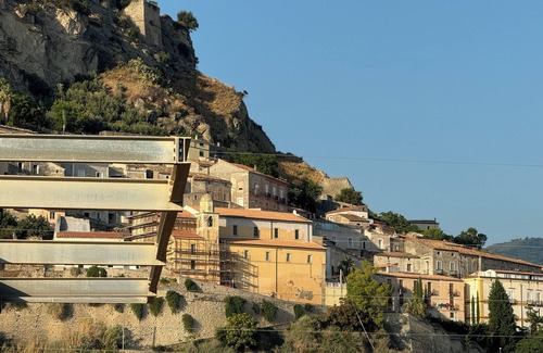 Amantea Apartment | 2 Bedroom spacious apartment, minutes to the beach, train station and shoppingn