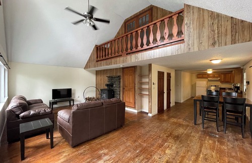 Hubbardston House | 2 Bedroom Spacious Cottage on Lake