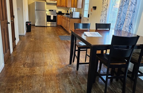 Hubbardston House | 2 Bedroom Spacious Cottage on Lake