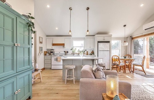 Stanhope Cottage | 2 Bedroom Stanhope Cottage - Bay Views, Golf, Beaches & Trails Nearby