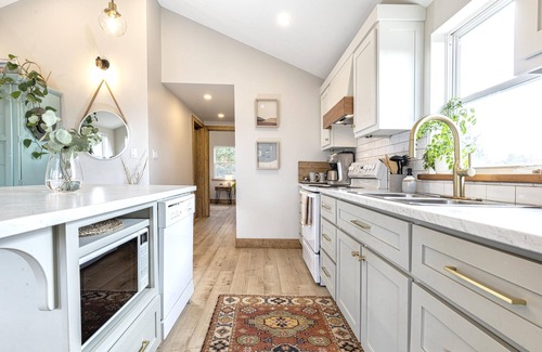 Stanhope Cottage | 2 Bedroom Stanhope Cottage - Bay Views, Golf, Beaches & Trails Nearby