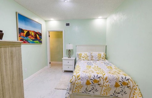 Golden Glades Apartment | 2 Bedroom Suite in North Miami
