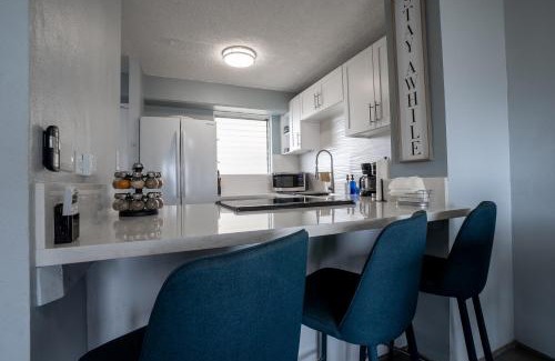 McCully - Moiliili Apartment | 2 bedroom Waikiki Condo Sleeps 6 Free Parking